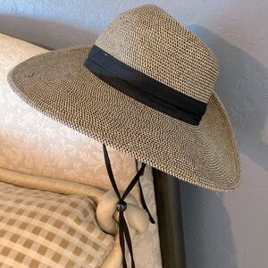 NWOT. large brim Sun hat by Solar Escape